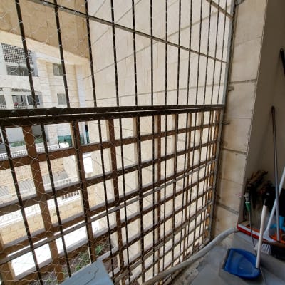 רשת למניעת כניסת יונים במרפסת