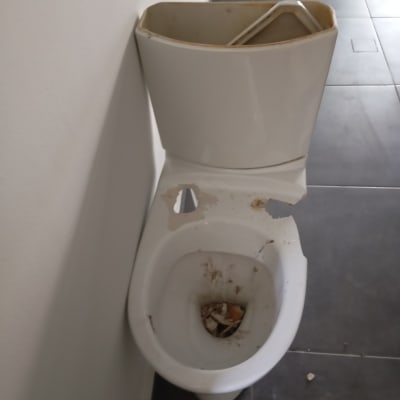 אסלה שבורה עם מיכל מים פתוח