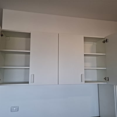 ארונות מטבח פתוחים עם מדפים פנימיים