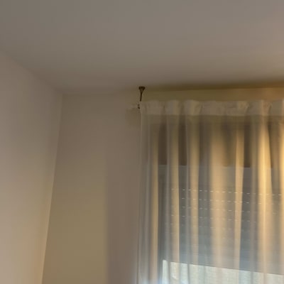 וילון תלוי על מוט בחדר
