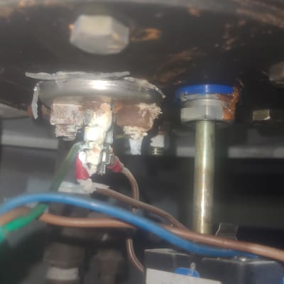 חלקים פנימיים של דוד שמש עם חיבורים חשמליים וצינורות