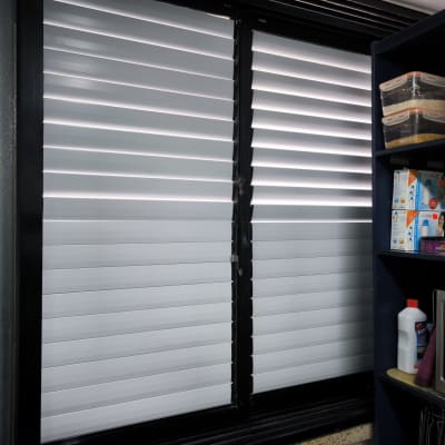 תריסי אלומיניום במטבח עם מדפים ומיקרוגל