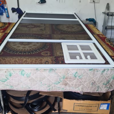 מסגרת אלומיניום עם חלון קטן על שולחן עבודה