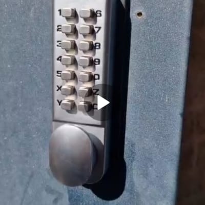 מנעול קוד מתכתי על דלת