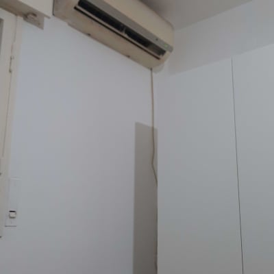 מזגן מותקן על קיר בחדר