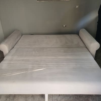 ספה לבנה נקייה עם ריפוד חלק