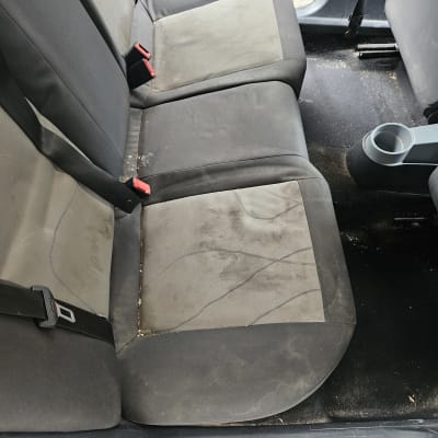 מושבים אחוריים מלוכלכים ברכב עם כתמים ולכלוך