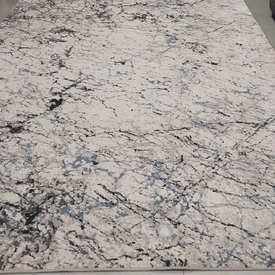 שטיח עם דוגמה מופשטת על רצפה