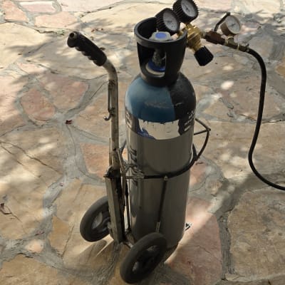 בלון גז וציוד מנומטרים על עגלה לאיתור נזילות צנרת
