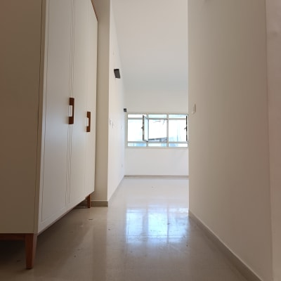 מסדרון עם קירות צבועים ורצפה מבריקה