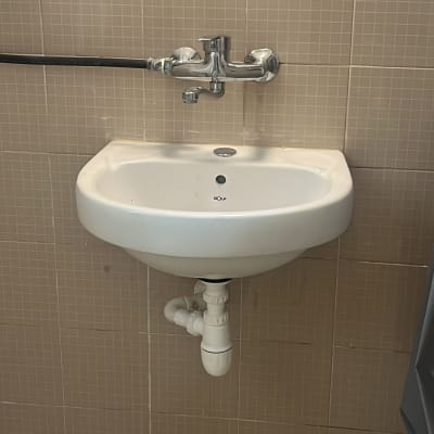 כיור לבן עם ברז וכיוף פלסטיק