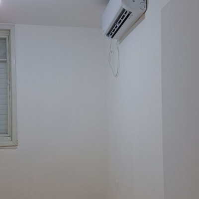 מזגן מותקן על קיר לבן בחדר ריק