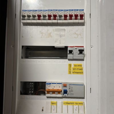 לוח חשמל עם מפסקים ומתגים חשמליים