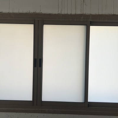 חלונות אלומיניום עם זכוכית חלבית