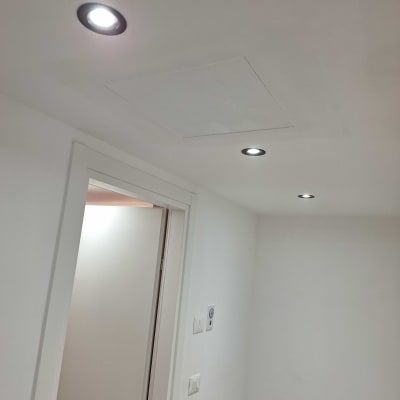 תקרת גבס עם תאורה שקועה ומכסה גישה מרובע