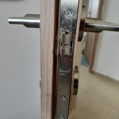 מנעול דלת עם עיצוב חכם