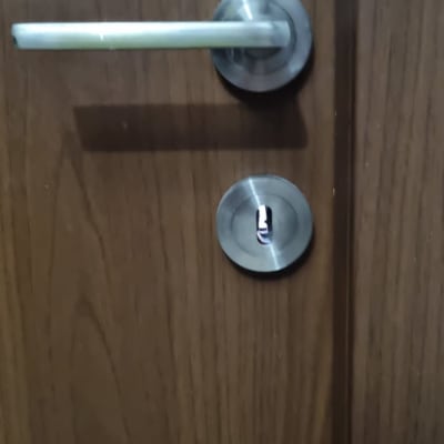 ידית ודלת עם מנעול מתכת