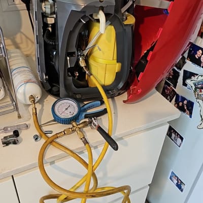 כלי עבודה של אינסטלטור עם צינור ומד לחץ