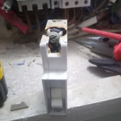 מפסק חשמלי עם חוטים וכלי עבודה