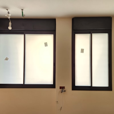 חלונות אלומיניום עם מסגרות כהות