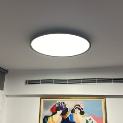 מנורת תקרה עגולה מוארת בחדר