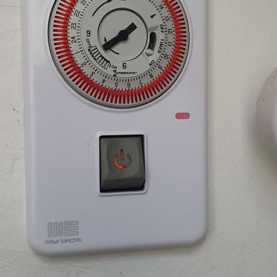 שעון טיימר חשמלי עם כפתור הפעלה