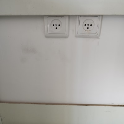 שני שקעי חשמל על קיר לבן
