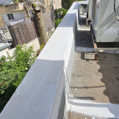 קיר אטום בלבן עם מזגן על גג