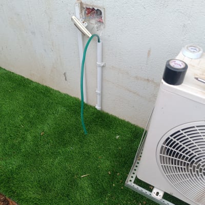 מערכת מיזוג אוויר מותקנת על קיר חיצוני עם צינורות חשמל