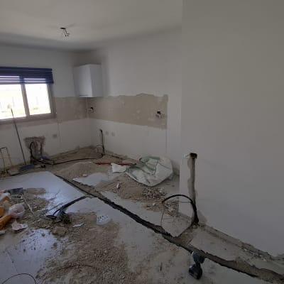 חדר בשיפוץ עם חוטי חשמל חשופים