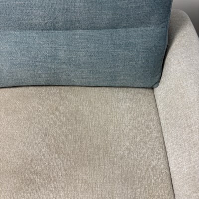 ספה עם כרית בגוון כחול ואפור