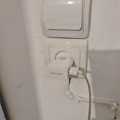 מטען סמסונג מחובר לשקע חשמל בקיר