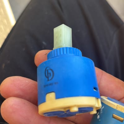 מנגנון קרמי כחול לברז מיקסר מוחזק ביד לצורך החלפה