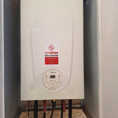 דוד חימום גז עם לוח בקרה וצינורות מחוברים