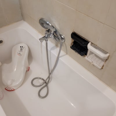 ברז אמבטיה עם צינור מקלחת ותיקון קיר