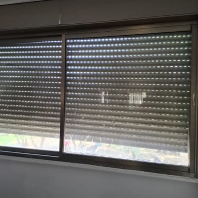 חלון עם תריסים סגורים חלקית