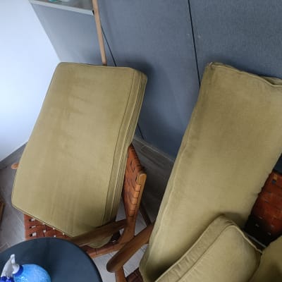 כריות ספה על כיסאות עם חומרי ניקוי