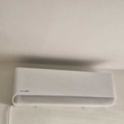יחידת מיזוג אוויר מותקנת על קיר לבן