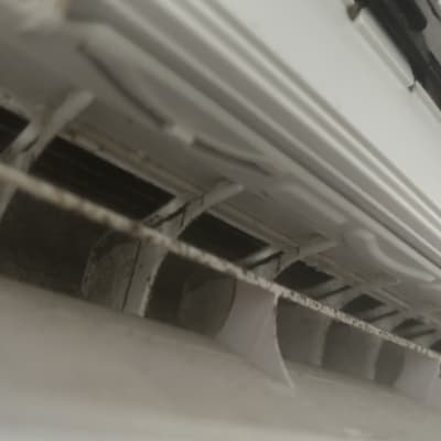 תריסי מזגן מלוכלכים עם אבק ולכלוך