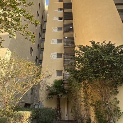 בניין גבוה עם דליי צבע על הקרקע