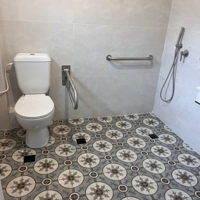 שירותים עם ידיות אחיזה ורצפה מעוצבת