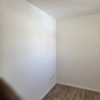 חדר עם קירות צבועים ורצפת עץ
