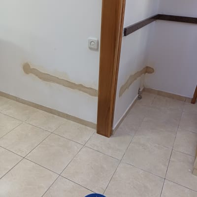 כלי עבודה ודלי עם חומר תיקון על רצפה