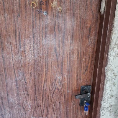 דלת עם מנעול ומפתחות תלויים