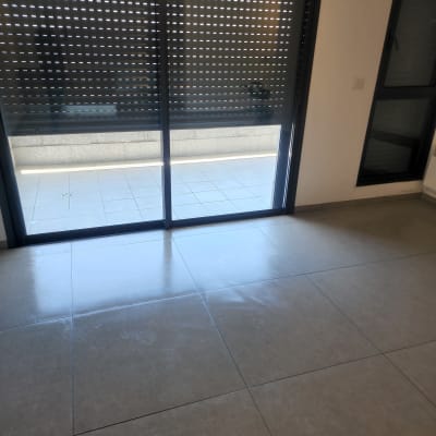 רצפה נקייה עם סימני ניגוב ונעליים