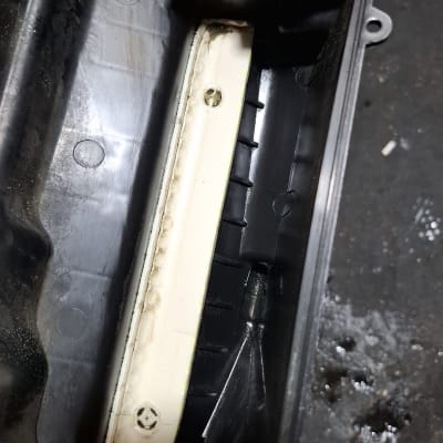 חלק פנימי של תיבת פלסטיק עם ברגים