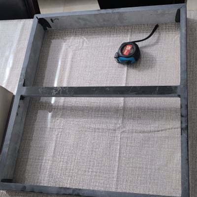 מסגרת מתכת ומד טווח על שולחן