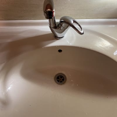 ברז וכיור בחדר אמבטיה