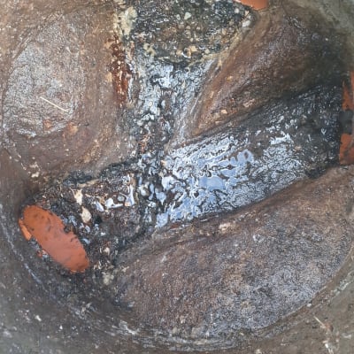 צינור ביוב שבור עם נזילה