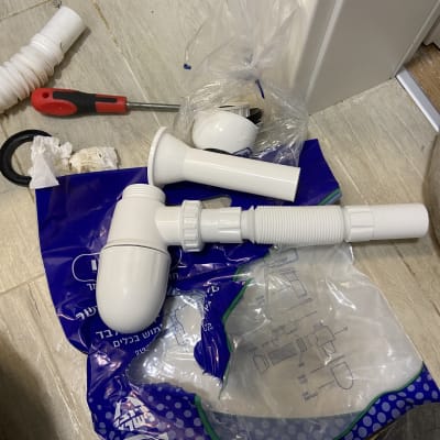 כלי עבודה וצינורות פלסטיק על הרצפה